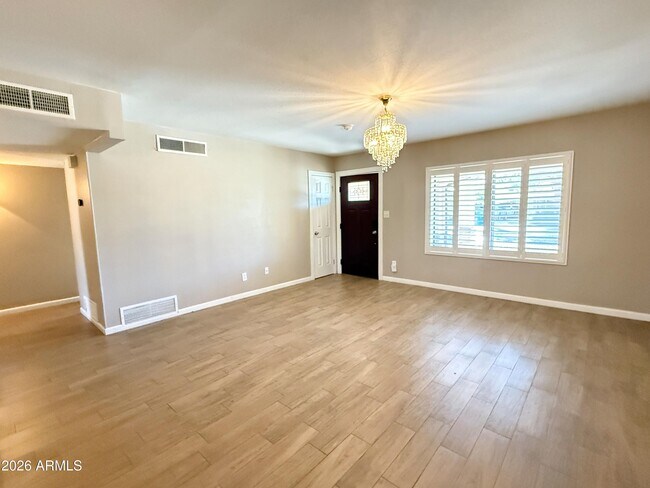 Building Photo - 5212 E Cambridge Ave