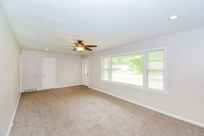 Building Photo - 3 Bedroom in Clarksville!