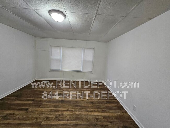 Building Photo - 109 E Eichel Ave