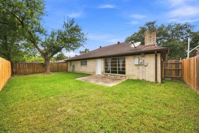 Building Photo - 16611 Ben Ledi Dr