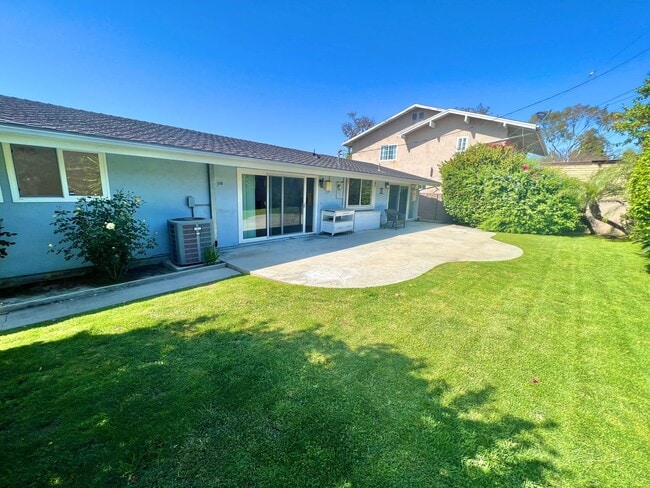 Building Photo - Spacious 3BR Single-Story Residence | Central Air, Fireplace, Private Backyard Retreat