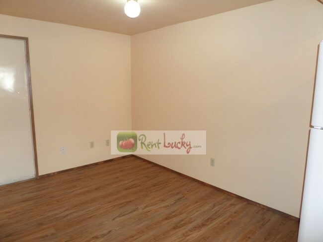 Building Photo - Cute Duplex with Attached Garage in Brown'...