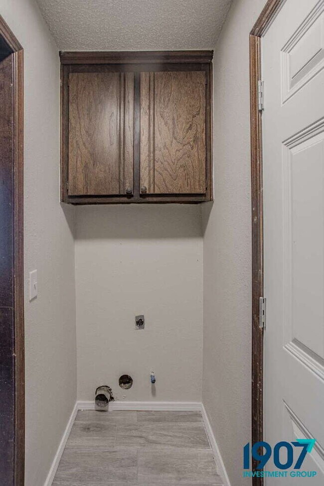 Building Photo - Charming Brick Home with Modern Updates and Large Backyard in Moore!