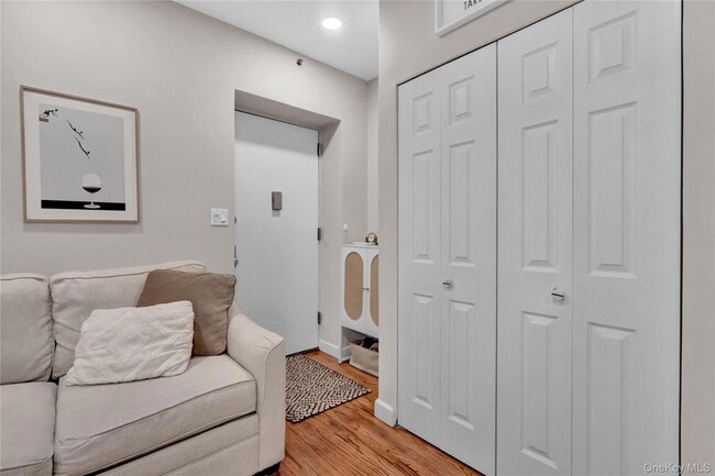 Building Photo - 25 W Broadway