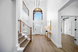 Building Photo - 7505 Larchmont Dr