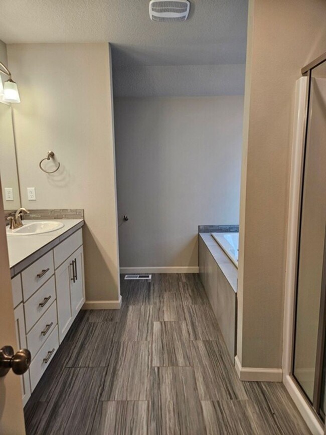 Building Photo - 5Bd/3Ba Two Story House - For viewing!