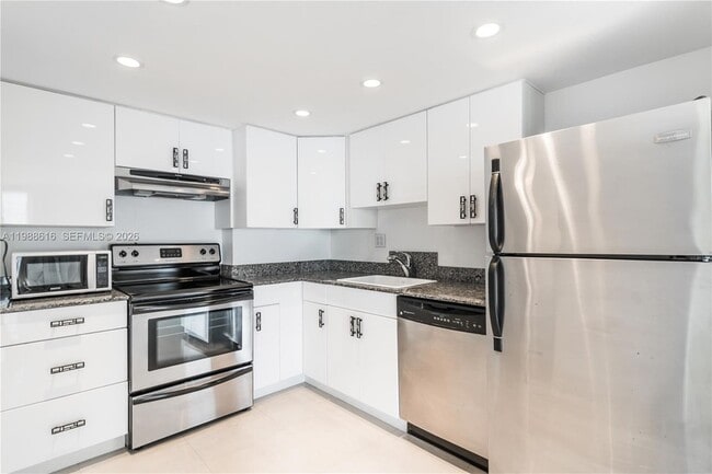 Building Photo - 1800 Collins Ave