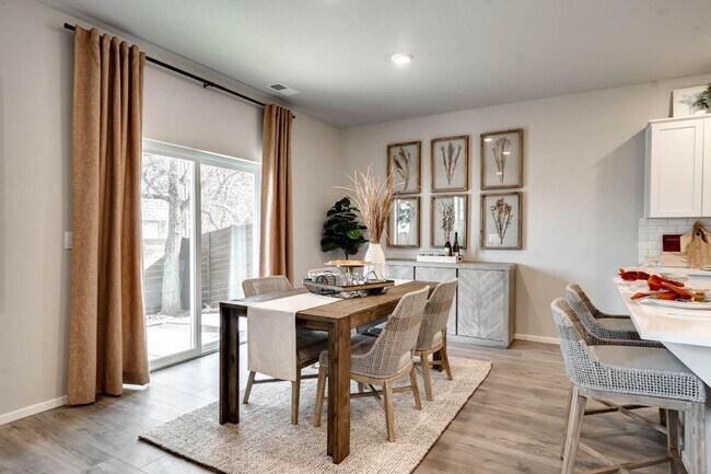 Building Photo - Modern 4 bedroom with den and neighborhood pool!