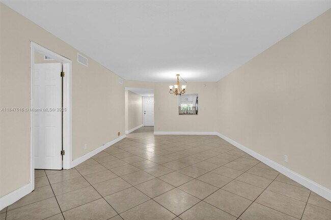 Building Photo - 681 S Hollybrook Dr