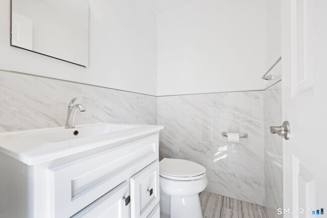 Building Photo - 140 Field Point Rd