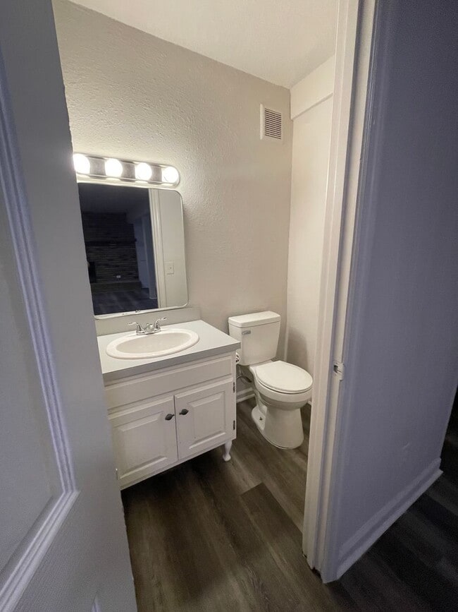 Building Photo - Beautifully renovated 3 bedroom 2.5 Bath