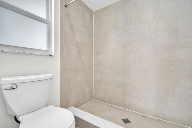 Building Photo - 1424 SW 13th Dr