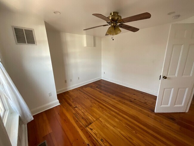 Building Photo - 624 Catharine Street