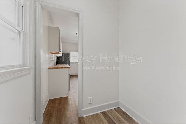 Building Photo - 604 1/2 Hart Street