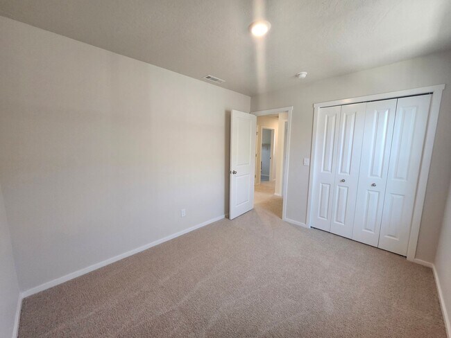 Building Photo - Brand New Construction! 4 bed/2.5 ba Townh...