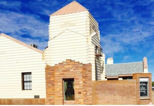 Building Photo - 601 N Berry Ave