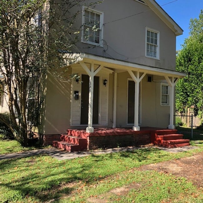 Building Photo - Great location in Garden District seconds from Downtown and LSU.