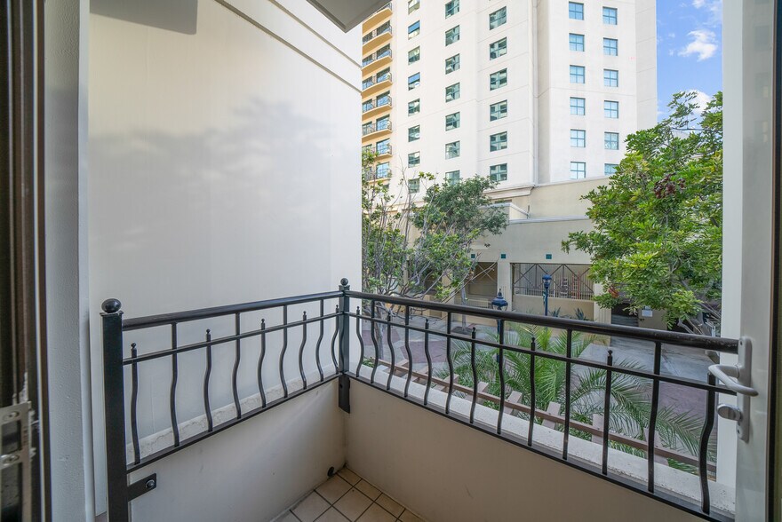 Building Photo - 700 W Harbor Dr