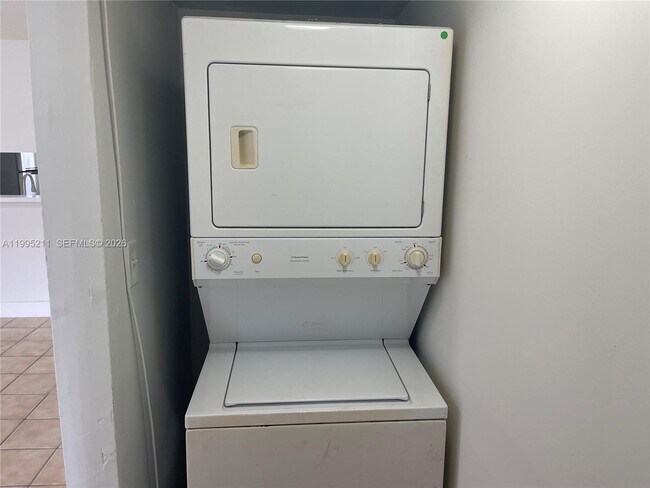 Building Photo - 3199 Foxcroft Rd