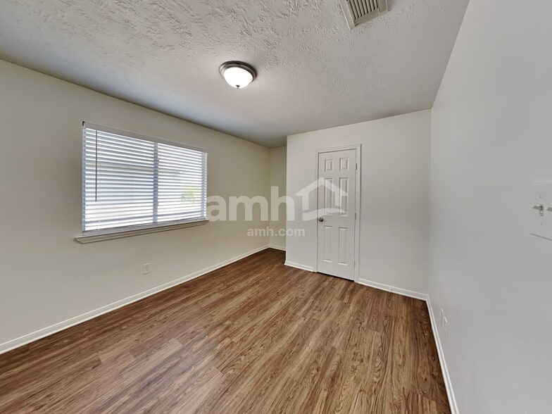 Building Photo - 16410 Tudor Point Ct