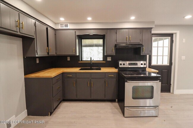 Building Photo - 1543 Coolbaugh Rd