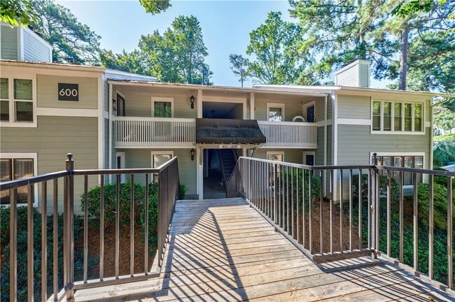 Building Photo - 613 Summit N Dr NE