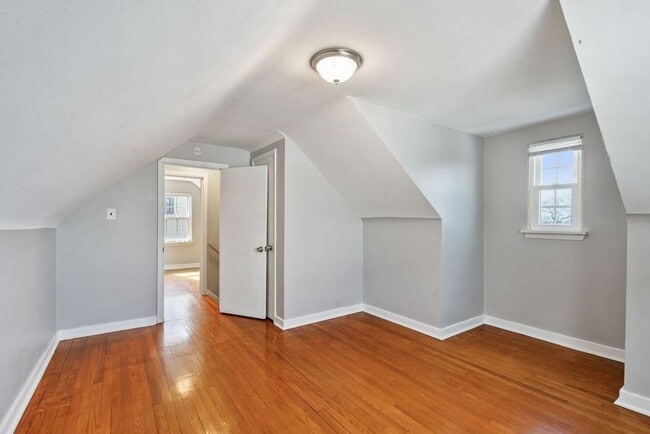 Building Photo - Recently Updated Single Family 3 Bedroom Home.  Available June 10th!