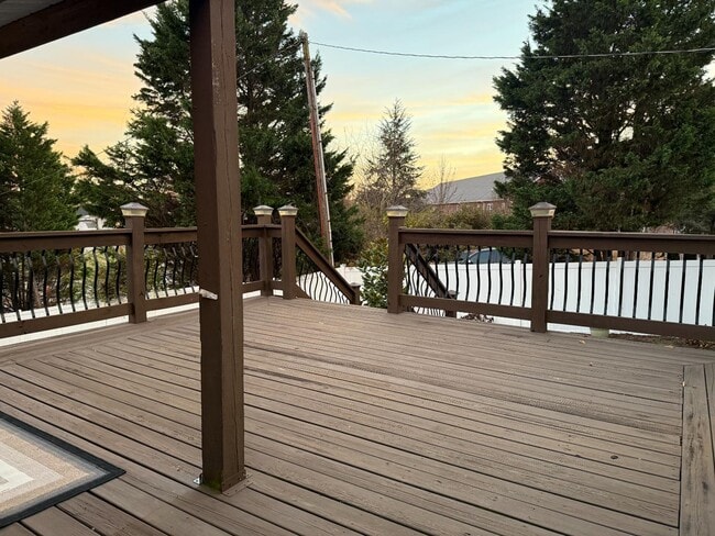 Building Photo - 146 E Park Dr