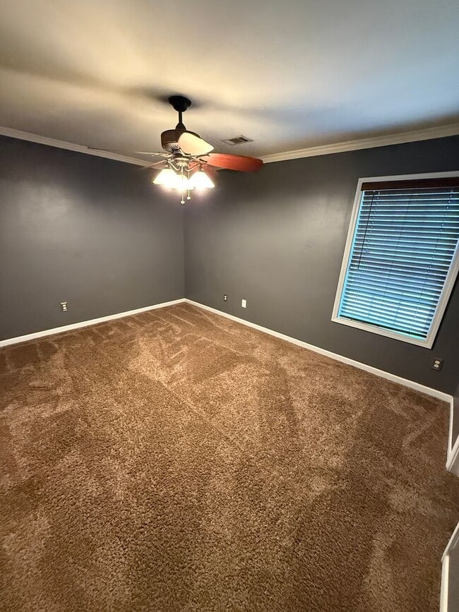 Building Photo - Comfort Meets Convenience — Move-In Ready!