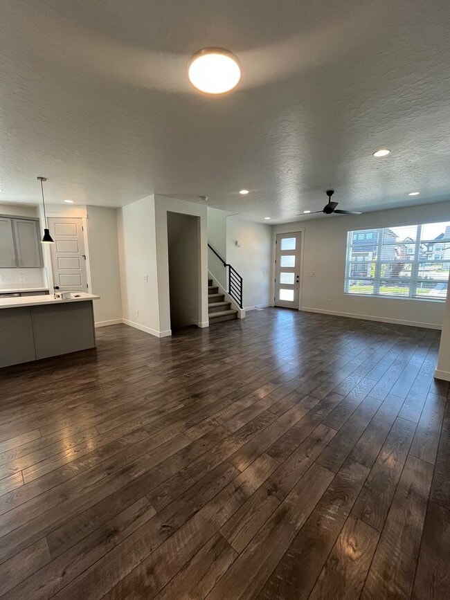 Building Photo - Spacious 3 Bed 2.5 Bath Home Available Jun...
