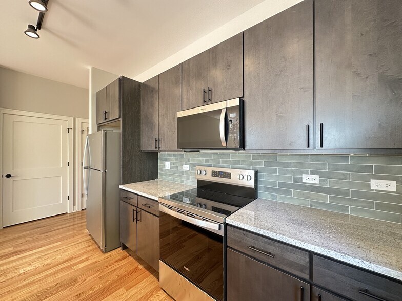 Building Photo - 2100 W 18th Pl