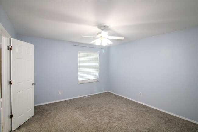 Building Photo - 912 Oakwood Farms Ln