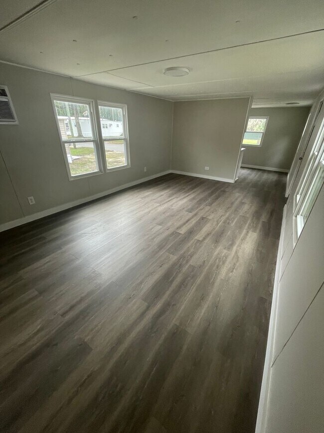 Building Photo - Welcome Home to Silver Lake