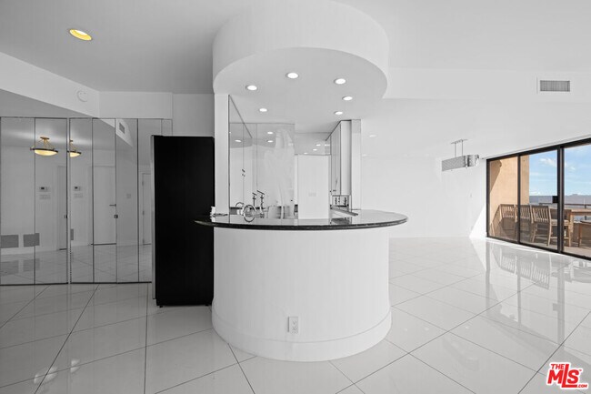 Building Photo - 4267 Marina City Dr