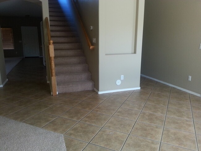 Building Photo - Rare 6 Bed, 3.5 Bath Home in San Tan Valley