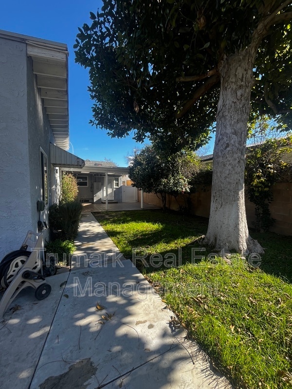 Building Photo - 337 S Beachwood Dr