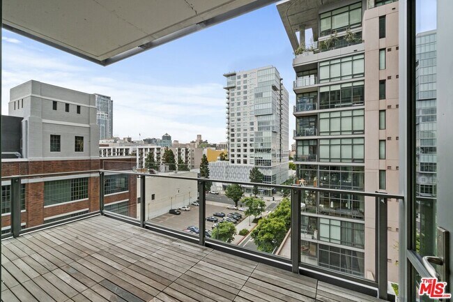 Building Photo - 1100 S Hope St