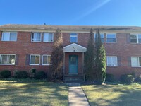 Building Photo - Absolutely Adorable two bedroom is move in...