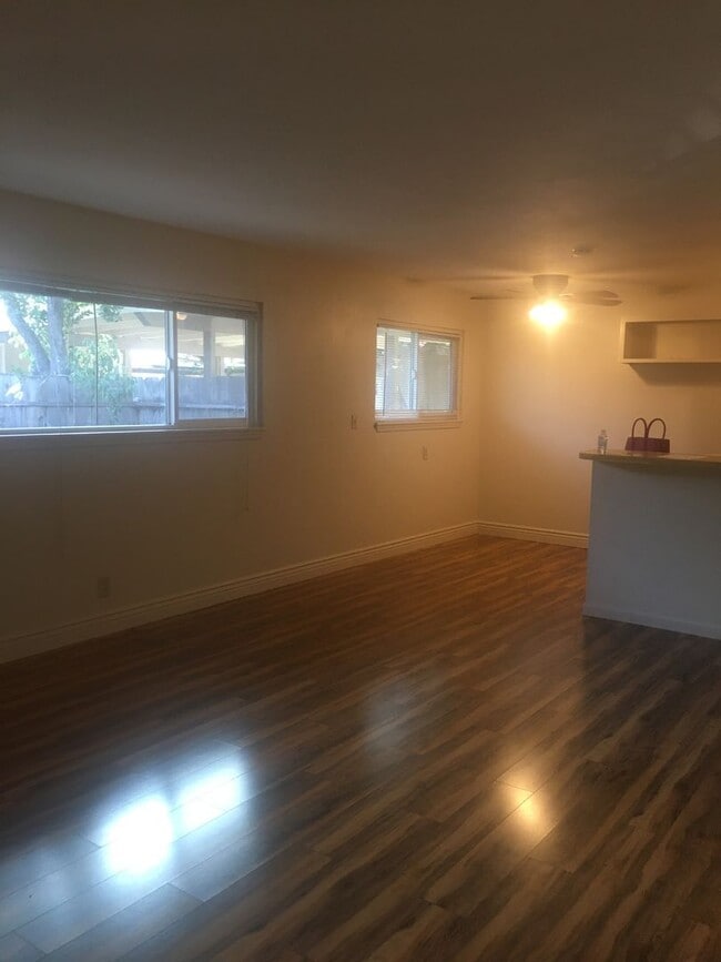 Building Photo - 2 bed, one bath Duplex Private courtyard, ...