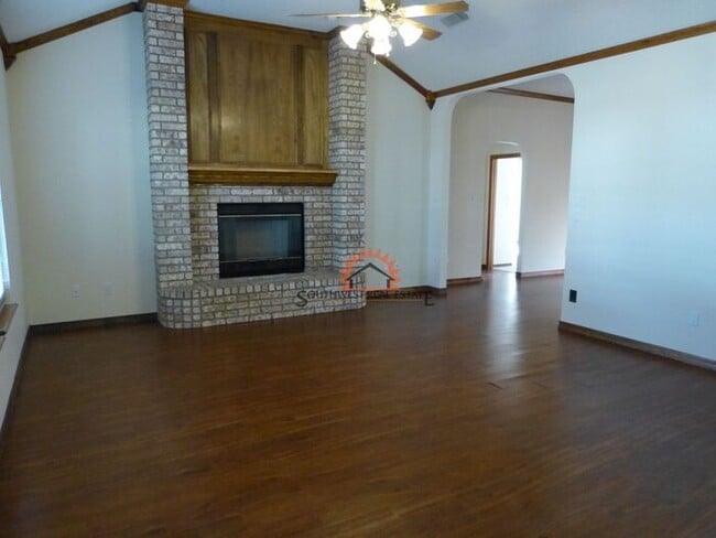 Building Photo - Spacious 4 bedroom 2 bath brick home
