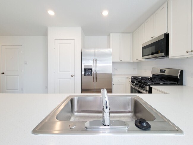 Building Photo - This single-level home showcases a spacious open floorplan shared between the kitchen, dining are...