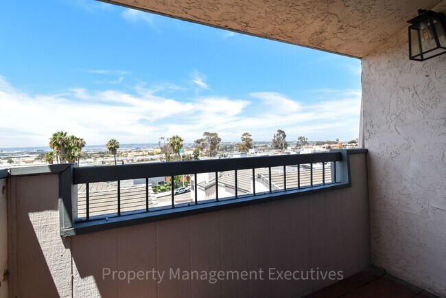 Building Photo - Renovated 2 Bedroom, 2.5 Bath Townhome