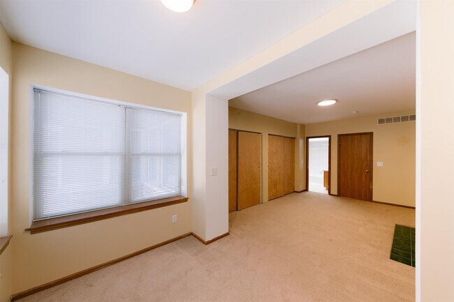 Building Photo - 252 S Washington Ave