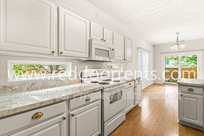 Building Photo - 679 Mountain Pine Dr