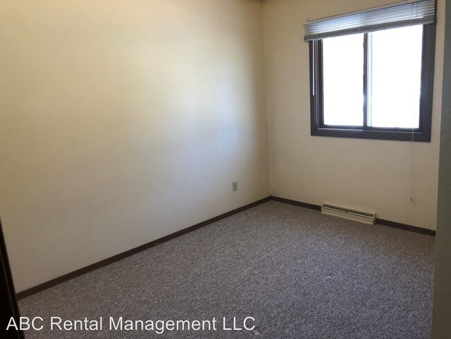 Building Photo - 604 N Walnut Ave