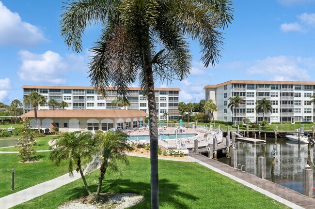 Building Photo - 911 Gardenia Dr