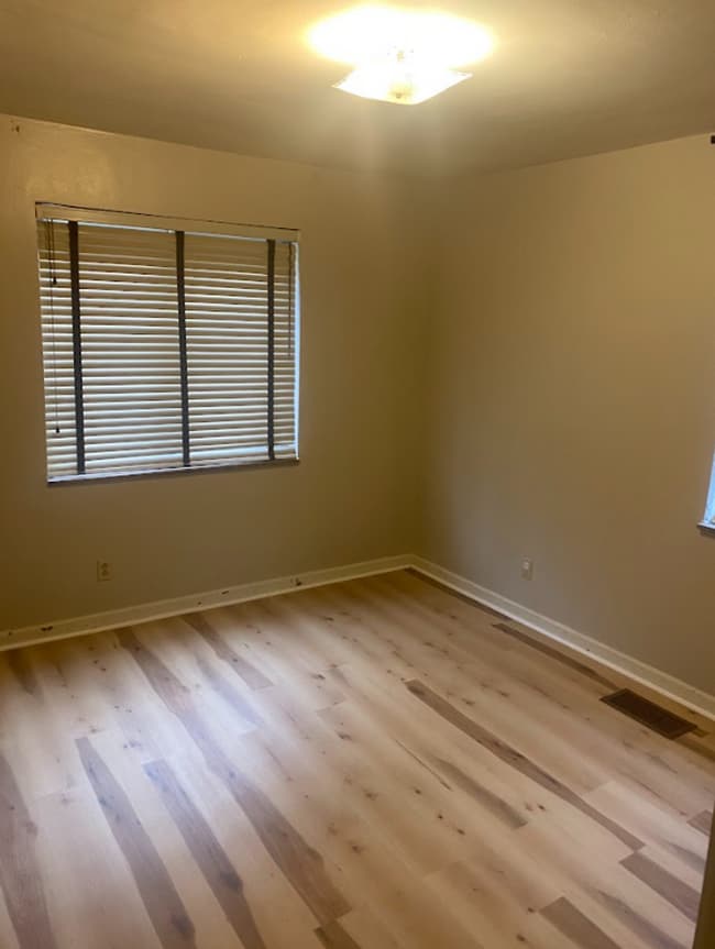 Building Photo - 1008-1010 W Dorothy Ln