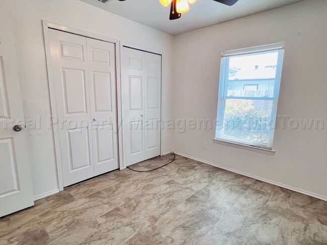 Building Photo - Charming 2 bedroom 1-bathroom Duplex unit ...