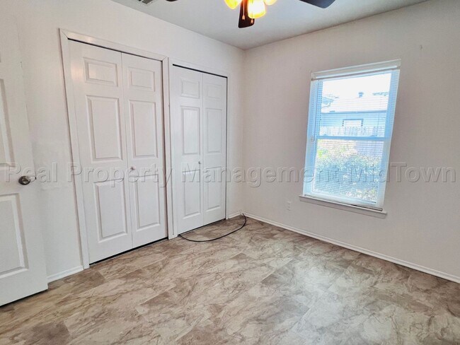 Building Photo - Charming 2 bedroom 1-bathroom Duplex unit features a prime location