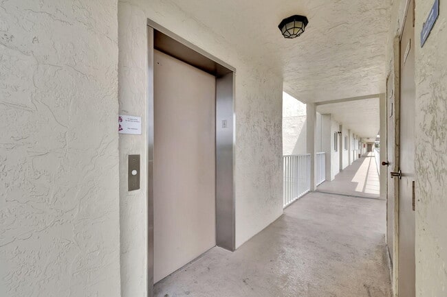 Building Photo - 4735 Lucerne Lakes Blvd